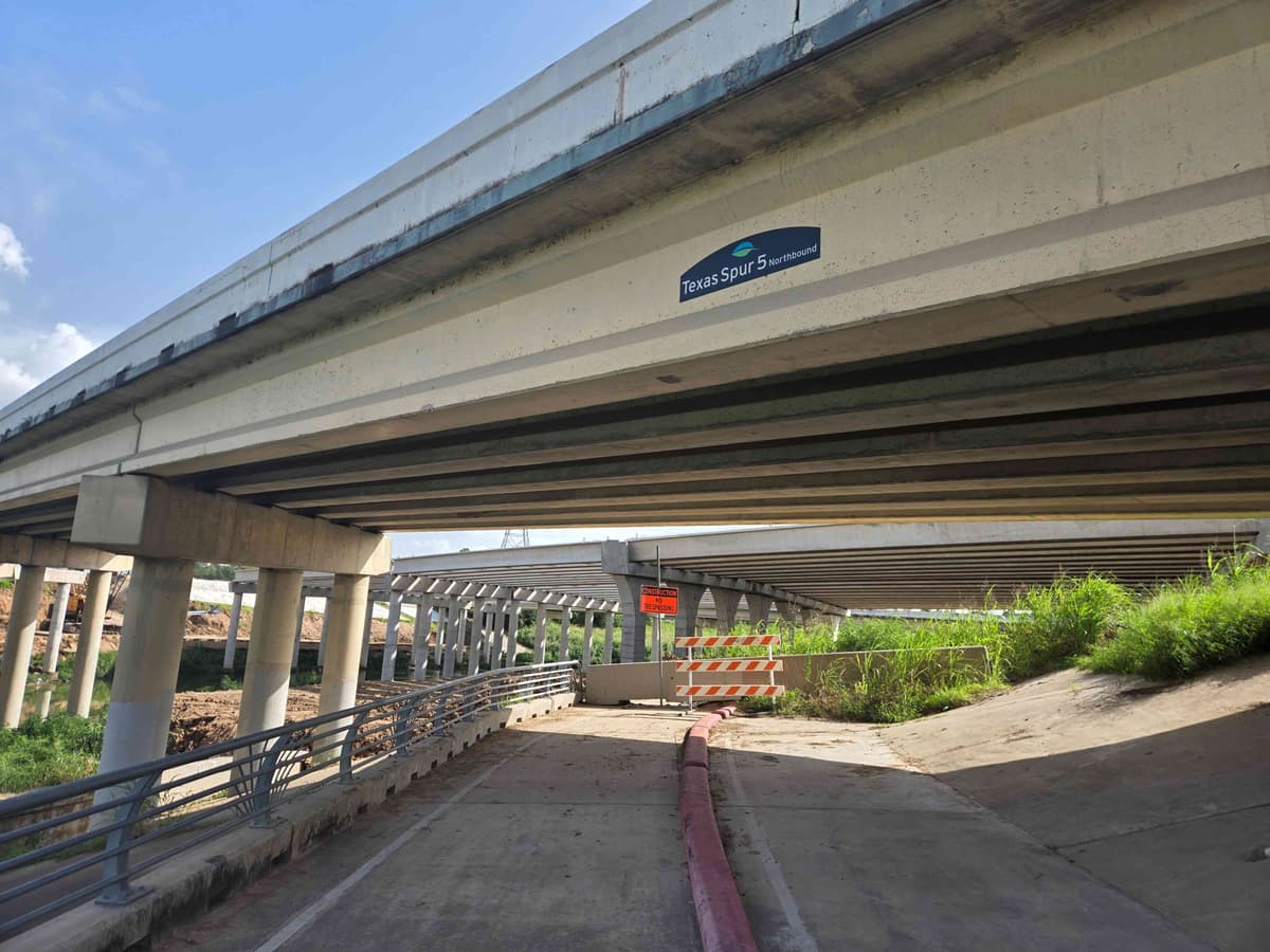 Brays Bayou, heading West